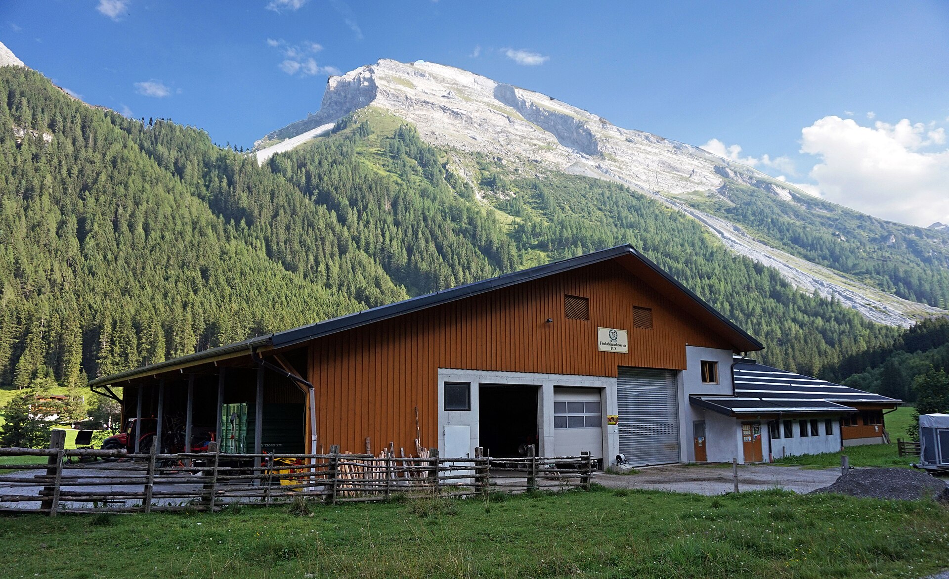 Landwirt auf einer bewirtschafteten Fläche in Europa